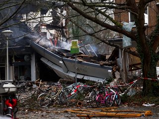 Експлозия срути жилищен блок в Хага, издирват хора под руините (Снимки, видео)