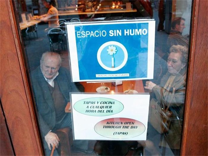 Заведения като това в Мадрид са пред фалит. Надписът на витрината е “Помещение без тютюнев дим”.
СНИМКА: В. “ЕЛ МУНДО”