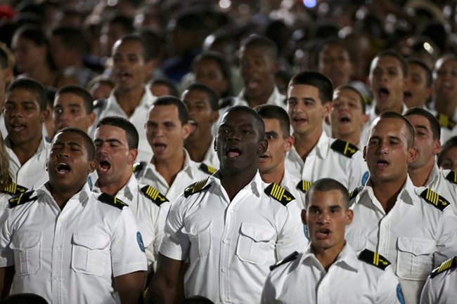 Моряци пеят в чест на Фидел Кастро.