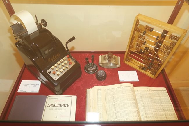 За първи път са показани и ценни антикварни предмети от колекцията на ОББ - уникални пишещи и сметачни машини, стенни часовници.