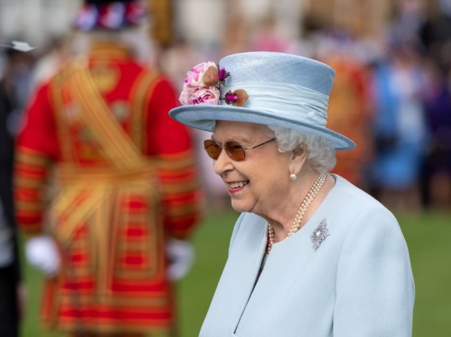 Кралица Елизабет беше заложила на бледо синия цвят в тоалета си