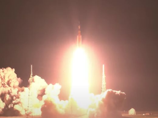 НАСА успешно изстреля ракетата си към Луната