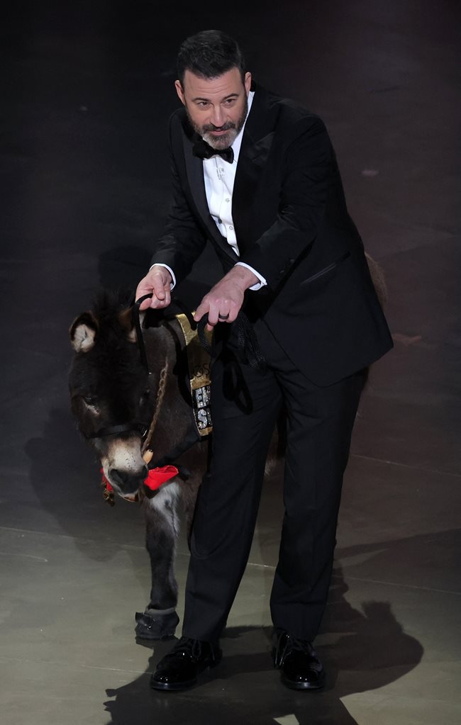 Водещият на оскарите Джими Кимел се появи на сцената с магарето от "Баншите от Инишерин"
СМИМКА: REUTERS/Carlos Barria
