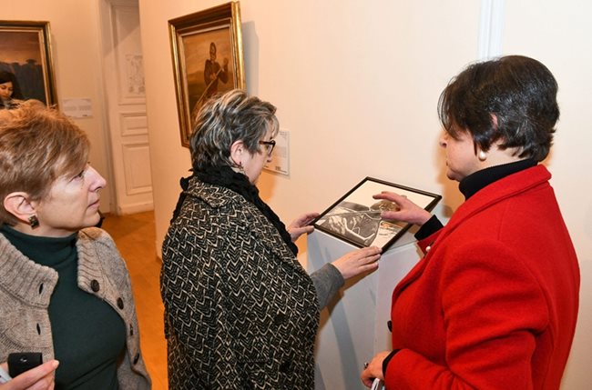 Известната изкуствоведка Весела Радоева (на снимката с червеното сако) показва експонат - тя е куратор на "НЕ/ПОЗНАТИ"