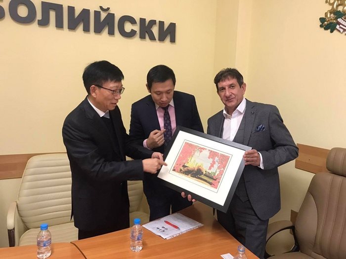 Китайците подариха на кмета на Стамболийски Георги Мараджиева /вдясно/ картина с изглед от своя град.