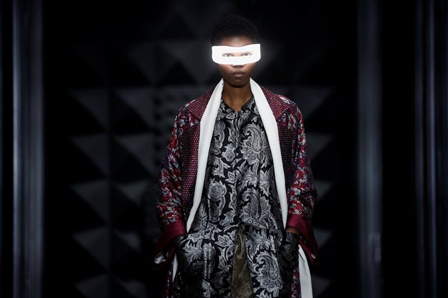 Жената на "Луи Вюитон" заслепява със светлинни очила на Седмицата на модата в Париж
Снимка: Ройтерс