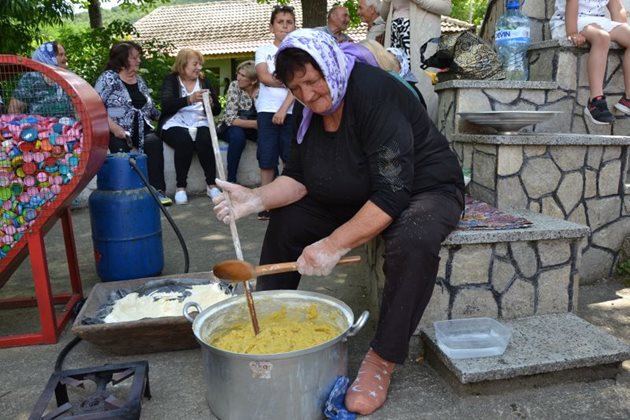 68-годишната Шинка Пехливанова демонстрира как се приготвя качамак по рецепта, която е научила от дядо си.