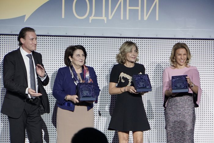 Председателят на КРИБ Кирил Домусчиев връчи наградите на Виолина Маринова, Петя Славова и Петя Димитрова