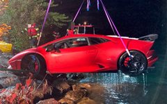 Шофьор обърка педалите и прати Lamborghini за 300 000 евро в езеро