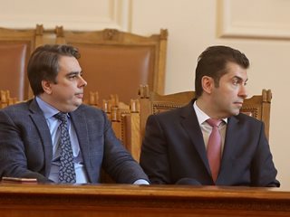 Кирил и Асен: от чекмеджетата с кюлчета през затвора до второто място след Бойко - на кого (не) помогна черният PR?