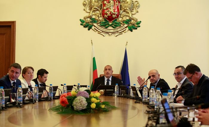 Премиерът Бойко Борисов внася за гласуване точката за проектозакона за плащане на реакторите.