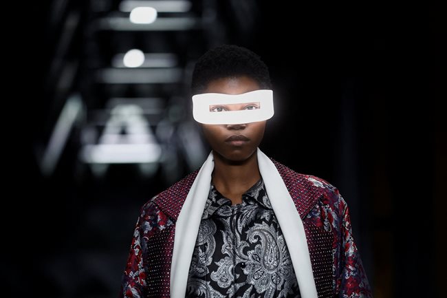 Жената на "Луи Вюитон" заслепява със светлинни очила на Седмицата на модата в Париж
Снимка: Ройтерс