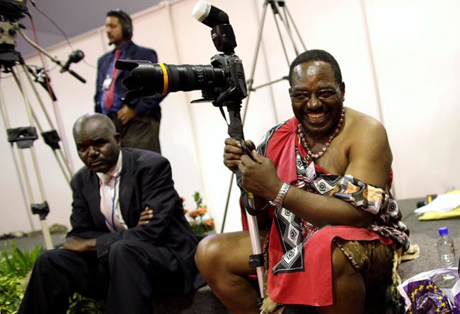 Държавният фотограф на Свазиленд се усмихва на среща на върха Африка-Южна Америка през 2009 г.