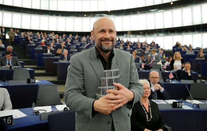 Исландският режисьор Бенедикт Ерлингсон печели филмовата награда ЛУКС на Европарламента за 2018 г. за филма си “Жена на война”.  СНИМКА: РОЙТЕРС