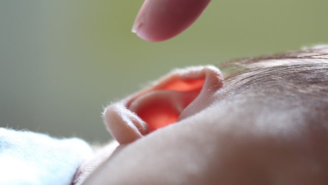 Колко често се чистят бебешките уши?