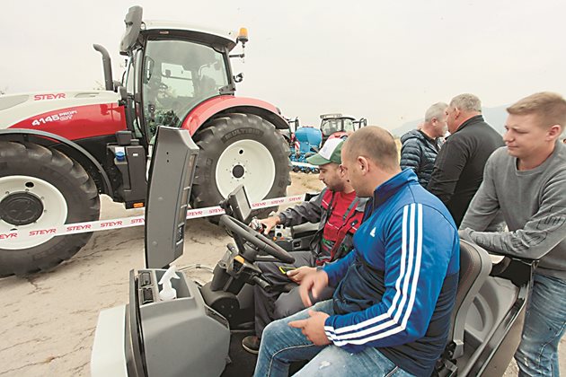Организаторите на полевата демострация край Враца изнесоха кабина от трактор, от която участници го управляваха като от тренажьор