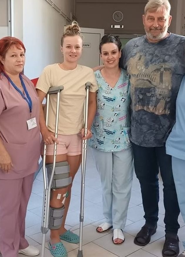 Оперираната украинка с медиците от Гоце Делчев. СНИМКА: ФЕЙСБУК