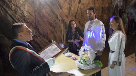 Двойка се ожени на 140 метра под земята в Ягодинската пещера