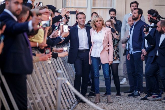Френският президент Еманюел Макрон със съпругата си пред Елисейския дворец