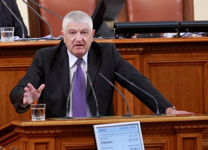 Депутатът Петър Кънев в пленарна зала.