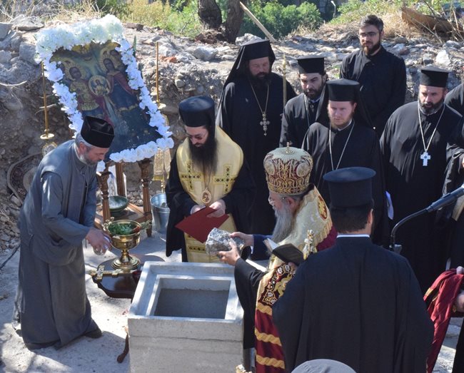 Дядо Николай направи първа копка на нов параклис на Джамбаз тепе. Там се строи и новата сграда на митрополията. 