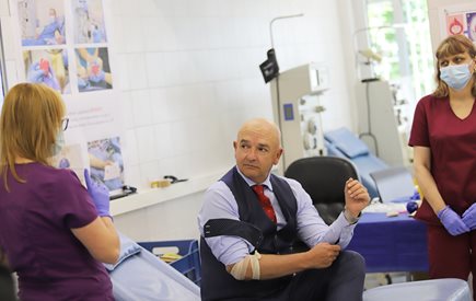 Проф. Венцислав Мутафчийски дари кръв във ВМА (Снимки)