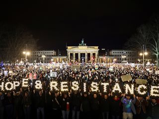 Десетки хиляди на протест в Берлин срещу крайната десница (Видео, снимки)