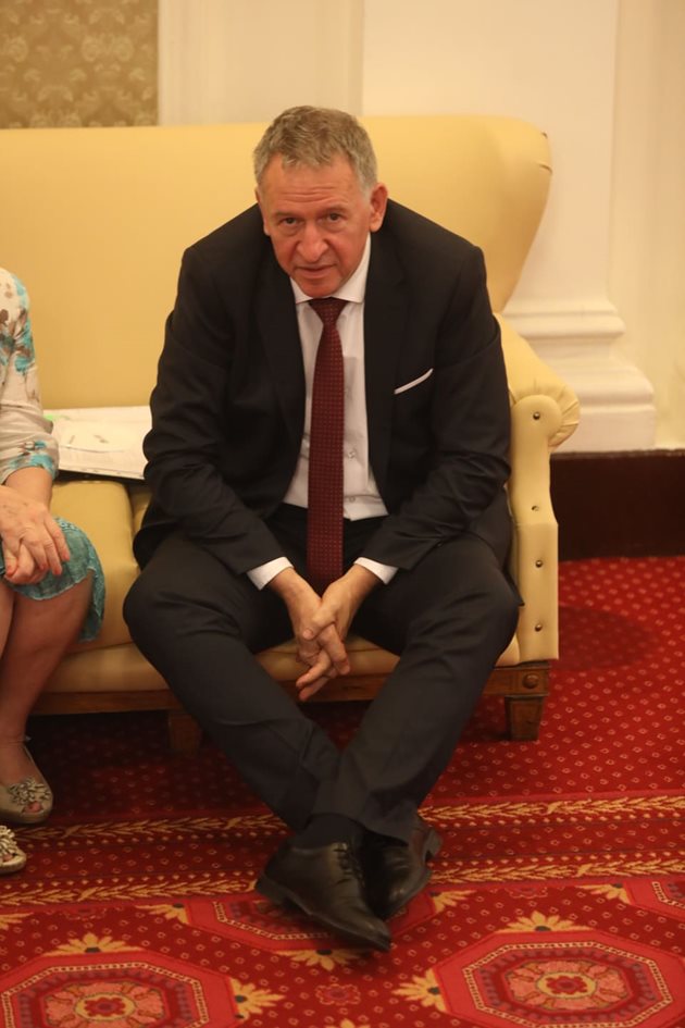 Здравният министър Стойчо Кацаров в кулоарите на парламента минути преди изслушването си. СНИМКА: НИКОЛАЙ ЛИТОВ