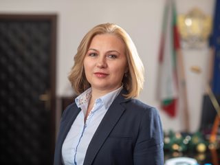 Кой е бухалка и кой - изтривалка, спорят министър Йорданова и комисията на Цацаров (Обзор)