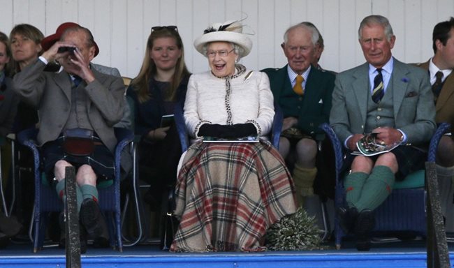Британската кралица Елизабет Втора наблюдава с интерес традиционен шотландски фестивал в Бреймар заедно със съпруга си принц Филип (вляво) и сина си принц Чарлз (вдясно). И тримата носеха типични шотландски аксесоари  за случая.