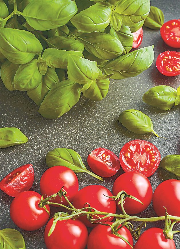 Босилек и домати – класика и в кухнята, и в градината