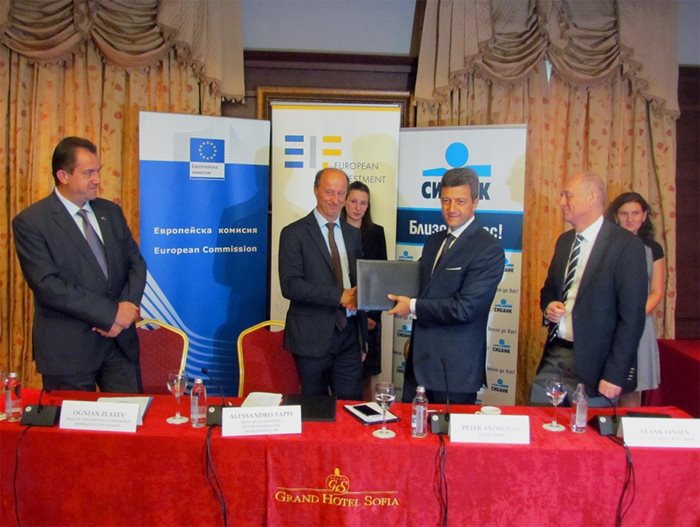 Петър Андронов - главен изпълнителен директор на СИБАНК, и Алесандро Тапи от ЕИФ при подписването на договора по програма COSME.