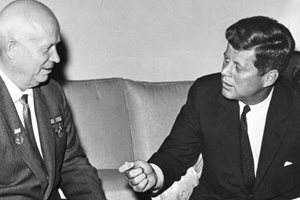 Никита Хрушчов и Джон Кенеди преодоляват различията и светът се разминава на косъм с ядрения холокост. 