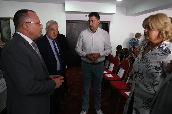 Кметът на Пловдив Иван Тотев приветства участниците и разговаря с министър Румен Порожанов и издателя на в. "24 часа" и "Български фермер" Венелина Гочева.