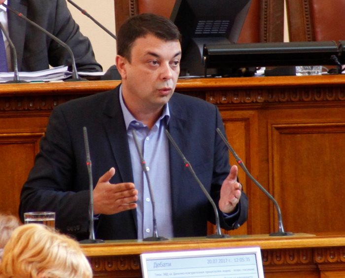 Според Александър Сабанов в момента предоставянето на информация от държавните фирми отнемало твърде много време.