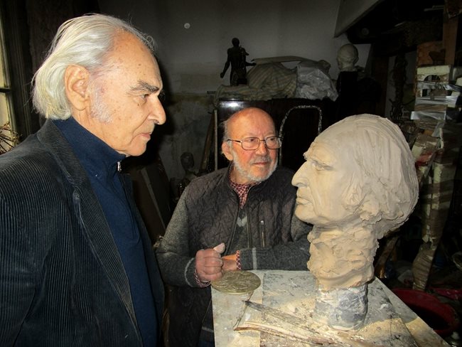 Антон Дончев пред глинения портрет, който прави Георги Чапкънов. Чапкънов