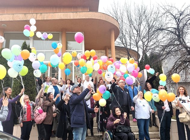 В небето бяха пуснати десетки цветни балони в знак на съпричастност с болните от редки болести у нас и по света в двора на Александровска болница.