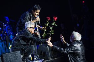 Стефан Димитров подарява рози на Аргирови от оркестрината