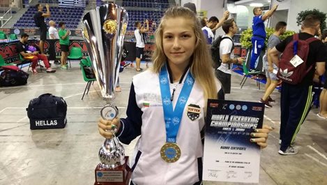 14-годишната българка Екатерина Иванова грабна световната титла по кикбокс за юноши (Снимки)
