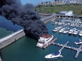 Суперяхта изгоря в пристанището на Торки (видео)