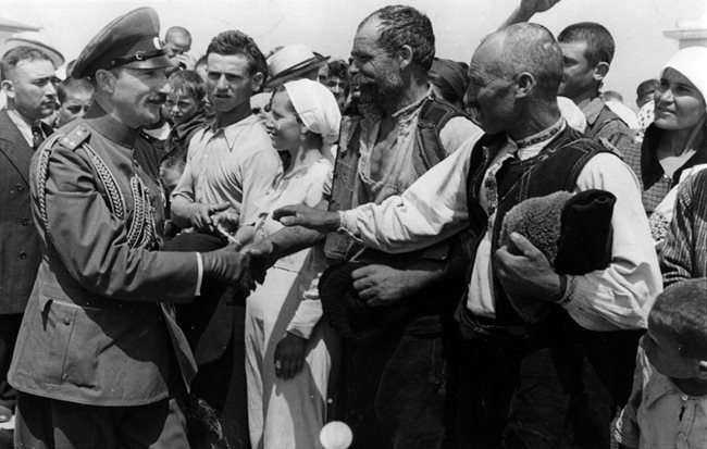Борис III се ръкува с хората на посещение из страната.