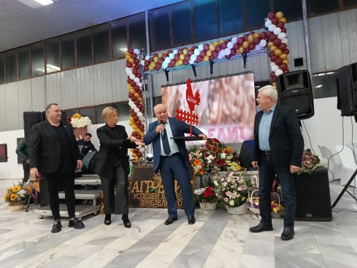 Министър Кирил Вътев и издателят на “24 часа” и “Български фермер”  Венелина Гочева връчиха червения петел за “Устойчив агробизнес”