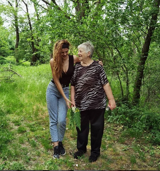 Михаела се разходи с баба си в Еленския Балкан