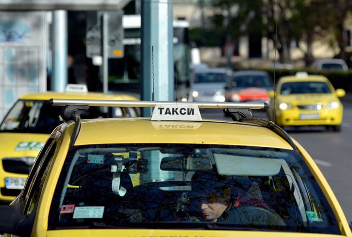 Таксиджии искат вдигане на първоначалната такса