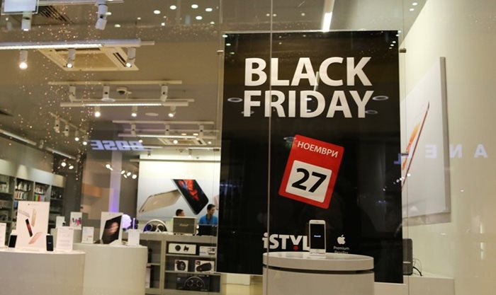 Още от началото на седмицата на витрините на много магазини стоят надписи Black Friday.