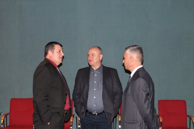 Николай Стаменов с Тодор Георгиев (ляво) и Тодор Москов (вдясно) от екипа на Байер
