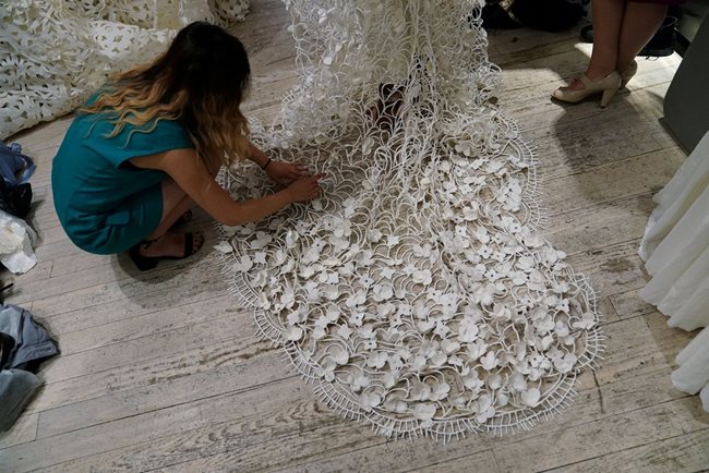Първа награда беше присъдена на рокля, изработена от 1500 ръчно изрязани пеперуди, лепило, брокат и панделки.