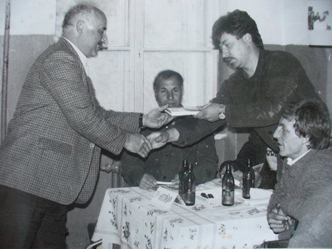 Илия Щинков /вляво/ награждава един от минните спасители в Мадан.