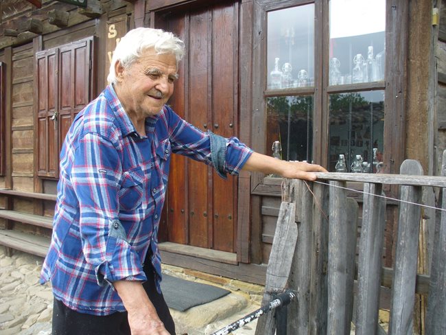 Сред незабравимите спомени в 87-годишния живот на бай Петър от Жеравна е участието му в снимките на филма "Калин Орелът".