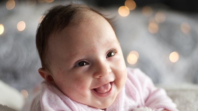 Развитието на бебешката усмивка до 1 годинка - етап по етап